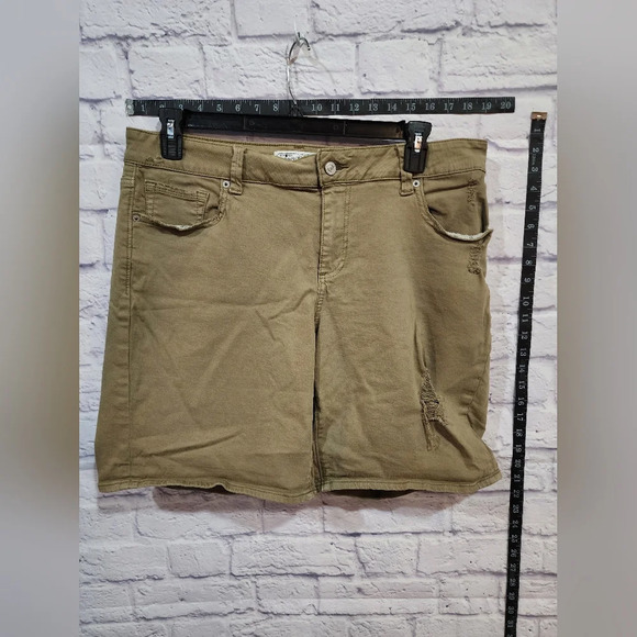 Lucky Brand green shorts with minor distresses details and subtle fray Size 14W - Picture 1 of 7